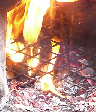 火の力で竹炭塩ができあがります。