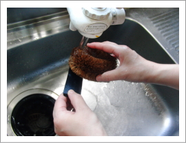 １）竹炭を流水で洗ってください。